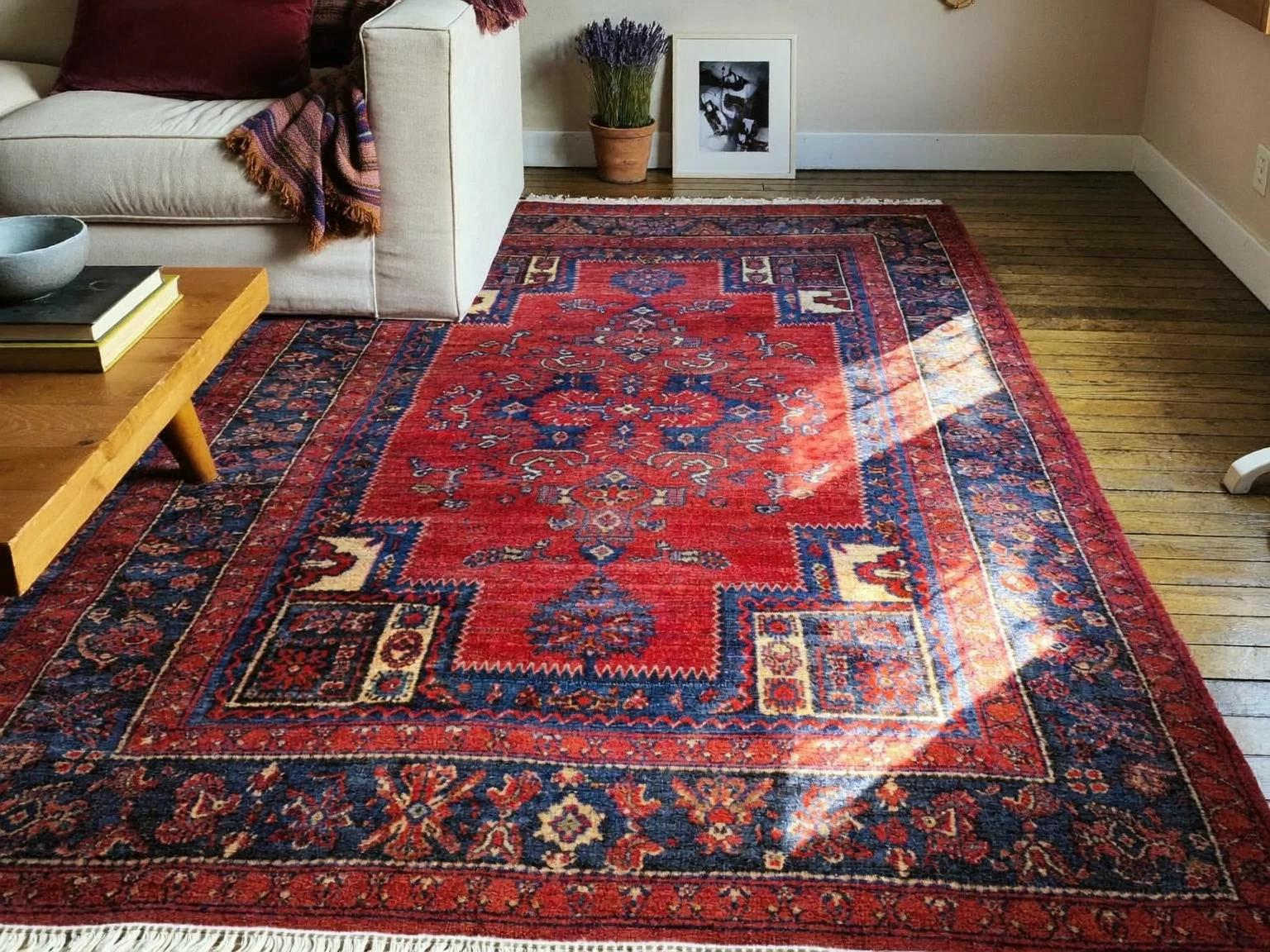 Ruhige Abschlussszene mit Teppich in einem gemütlichen Zuhause, KI-generiert